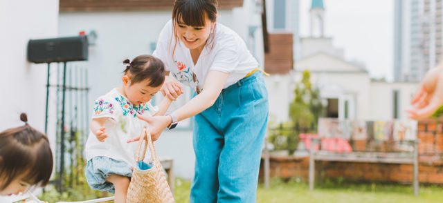 笑顔で遊ぶお母さんと娘